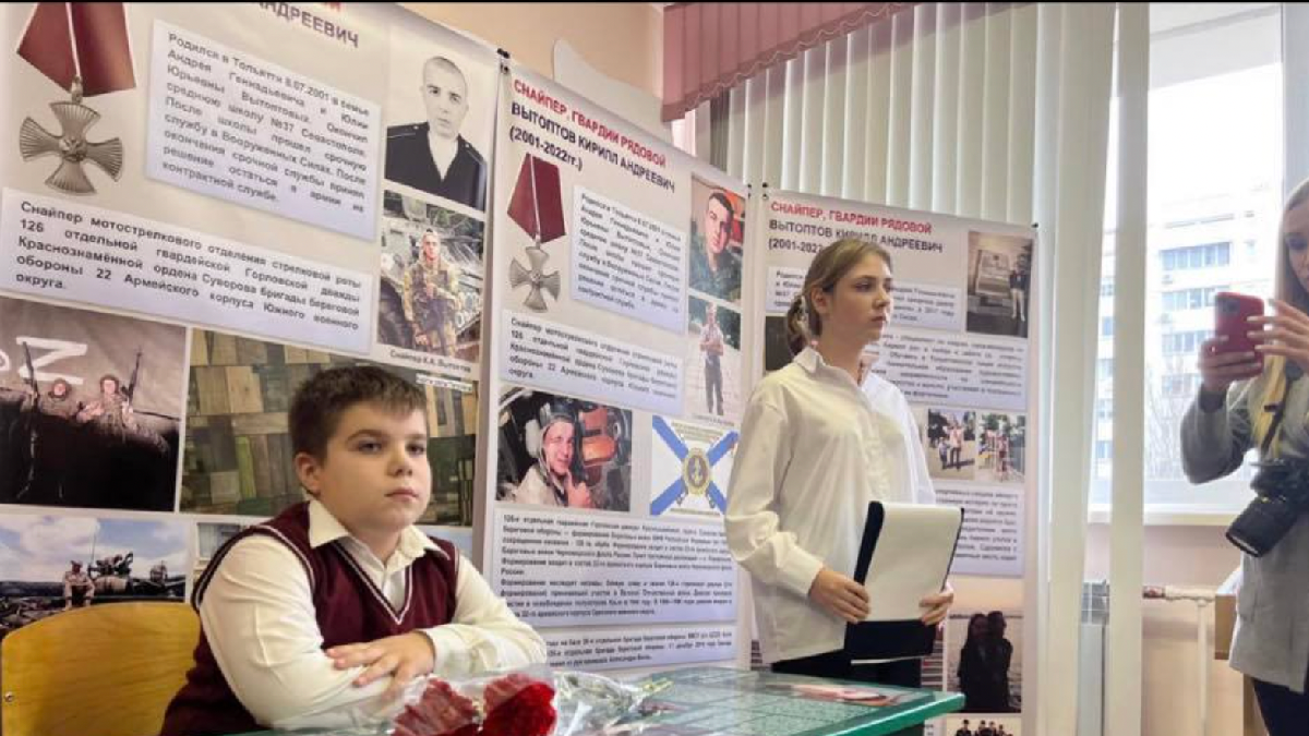 У школах окупованого Криму з'явилися парти з біографіями російських військових, які воювали проти України